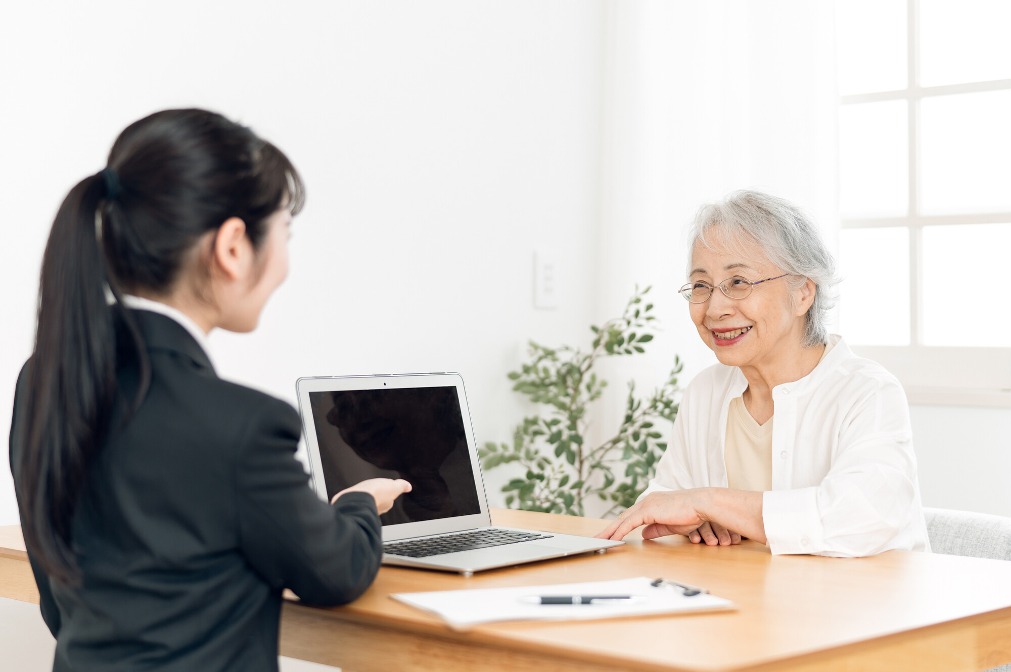 属人化を排除!葬儀ディレクターの営業力を均質化する生成AI活用戦略